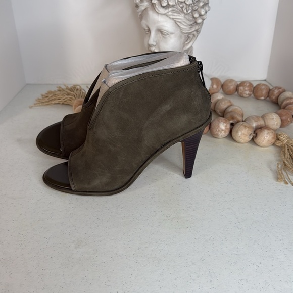 Vince Camuto Finaleigh Nubuck Leather Heeled Bootie’s Size 10  Forest Green - Picture 4 of 10
